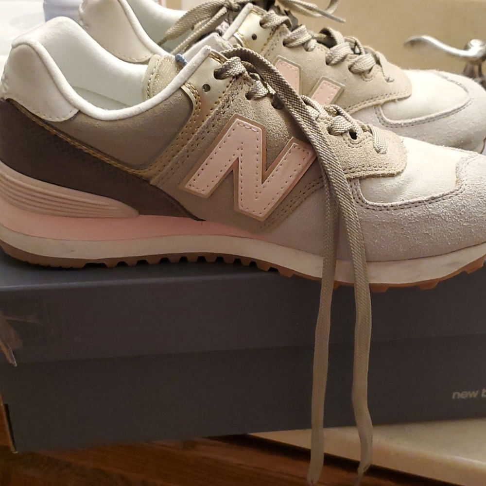 NB Classics Women's Size 8